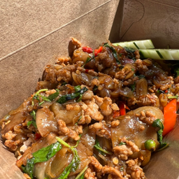 ผัดกะเพราเส้นใหญ่หมูสับ