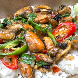 ผัดกะเพราหอยแมลงภู่ชิลีราดข้าว