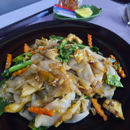 ผัดซีอิ๊วหมู stir fried wide rice noodles with pork