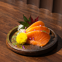 C8 แซลมอนซาชิมิ