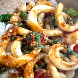 ผัดกะเพราปลาหมึกราดข้าว