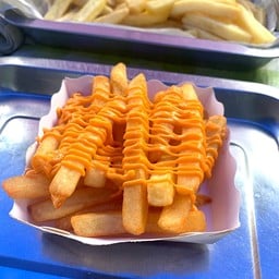 เฟรนฟรายแซนวิซทอดไส้ทะลัก หน้าโรงเรียนแม่สายประสิทธิ์ศาสตร์