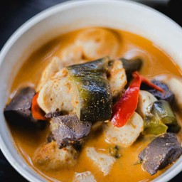 ขนมจีนแกงเผ็ดลูกชิ้นหมู