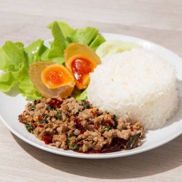 กะเพราไข่เยี่ยวม้าสีทอง บางแสน