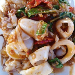 ข้าวกระเพราปลาหมึก