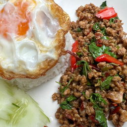 ผัดกะเพราหมูสับราดข้าว