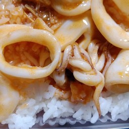 ผัดปลาหมึกน้ำมันหอยราดข้าว