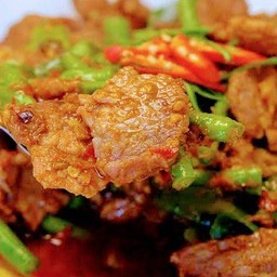 ผัดพริกแกงเนื้อ (กับข้าว)