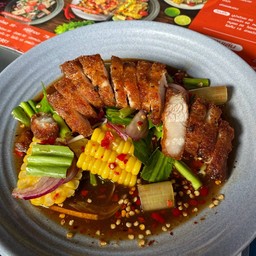 ยำหมูทอด