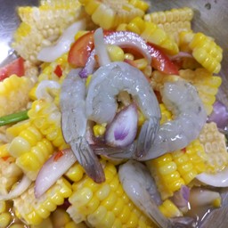 ยำข้าวโพดกุ้งสด