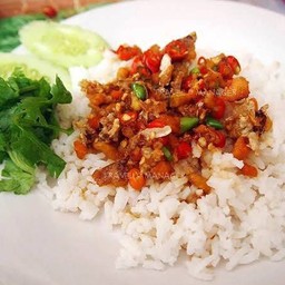 ข้าวราดผัดพริกเกลือเนื้อ