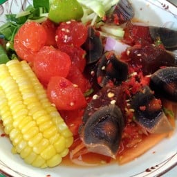 ยำไข่แดงไข่เยี่ยวม้า