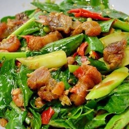 ผัดคะน้าหมูกรอบ เป็น กับข้าว