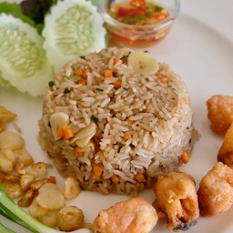 ข้าวผัดกระเทียมปลาแซลมอนทอด