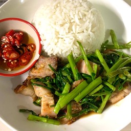 ผัดผักบุ้งหมูกรอบ