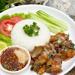 ข้าวหมูกรอบผัดน้ำจิ้มแจ่ว