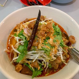 หิวกะเพราโบราณ ข้าวซอยน้ำเงี้ยวยายอ่อง