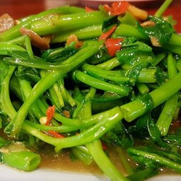 ผัดผักบุ้งไฟแดงราดข้าว