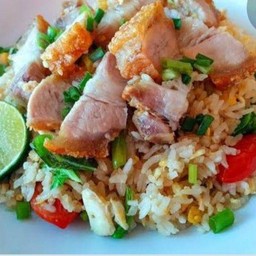 ข้าวผัดหมูกรอบ