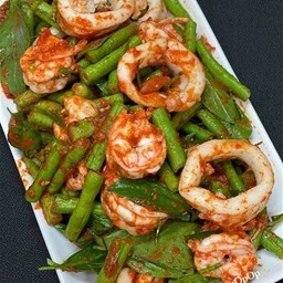 ผัดพริกแกงปลาหมึกราดข้าว