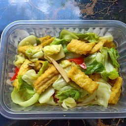 ผัดกะหล่ำปลีเต้าหู้พริกสด