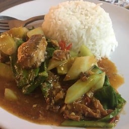 ข้าวราดคะน้าปลากระป๋อง