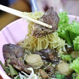 ต้มยำก๋วยเตี๋ยวเนื้อพิเศษ