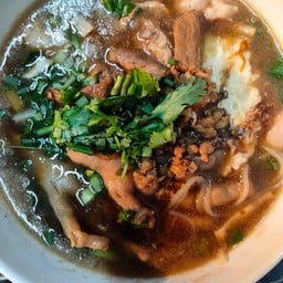 ก๋วยจั๊บลูกสาวสวย ข้าง7-11หมู่บ้านไข่มุก