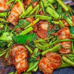 กับข้าว พริกแกงผักบุ้งหมูกรอบ