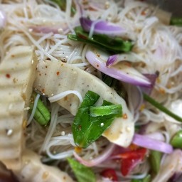 ยำขนมจีนหมูยอ