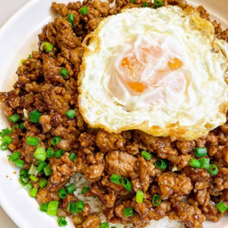 หมูสับผัดซีอิ้วราดข้าวไข่ดาว