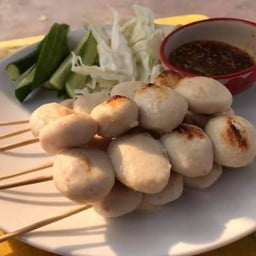 ตั้มลูกชิ้นปิ้ง น้ำจิ้มพริกกะเหรี่ยง