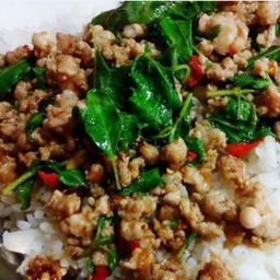 ข้าวราดผัดกระเพรา