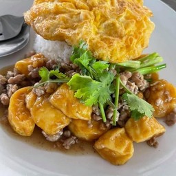 ข้าวราดผัดเต้าหู้หมูสับน้ำมันหอย +ไข่เจียว