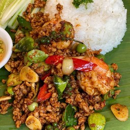ข้าวผัดเผ็ดสะตอกุ้งปนหมูสับ