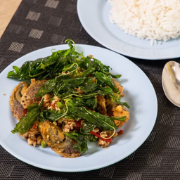 กระเพราไข่เยี่ยวม้า