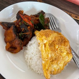 ข้าวราดผัดเผ็ดปลาดุกทอดกรอบ+ไข่เจียว