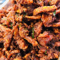 หมูกรอบผัดพริกแกง