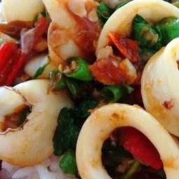 ข้าวราดกระเพราปลาหมึก