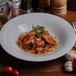 สปาเก็ตตี้กุุ้งผัดกระเทียม ซอสมะเขือเทศจัดแบบมิลาน