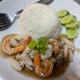 ข้าวราดทะเลกระเทียม