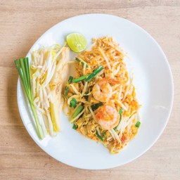 ผัดไทยกุ้ง ปลาหมึก ทะเล