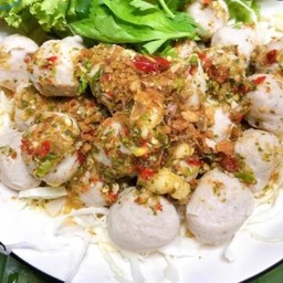 ลูกชิ้นหมูพริกไทยดำ ราดน้ำจิ้มซีฟู้ด