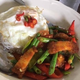 ข้าวราดพริกขิวถัวหมูกรอบ+ไข่ดาว