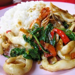 ข้าวราดผัดกระเพราทะเล