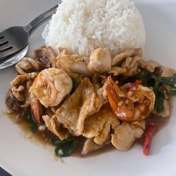 ข้าวราดผัดกระเพรารวมมิตร