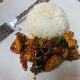 ข้าวราดผัดเผ็ดปลากระพงทอด