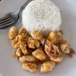 ข้าวราดปลาหมึกทอดกระเทียม