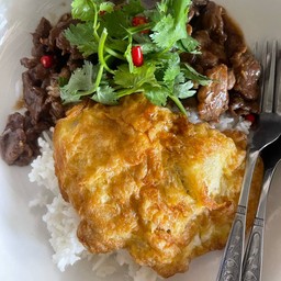 ข้าวราดเนื้อผัดกระเทียม+ไข่เจียว