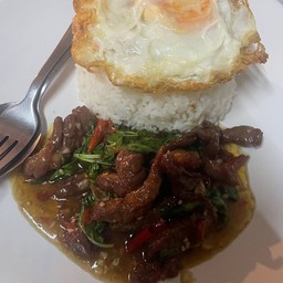 ข้าวราดกระเพราเนื้อแดดเดียว+ไข่ดาว